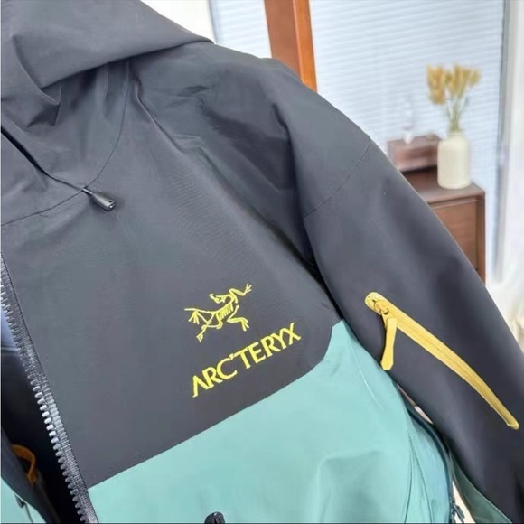 Arc'teryx Men's Black and Teal Performance Jacket - Picture 6 of 7